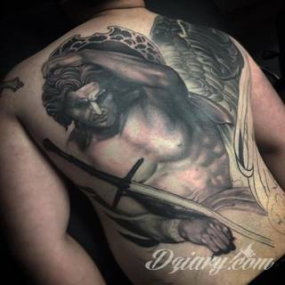 Anioły niczym z baśni, ale również te upadłe, niepokojąco groźne - takie tatuaże rozbudzają wyobraźnię! Anielskie wzory to różnorodność form, ale niezmienne podkreślanie starannej kreski. Doskonale sprawdzają się na męskim ciele, gdzie tworzą ciekawy kontrast.