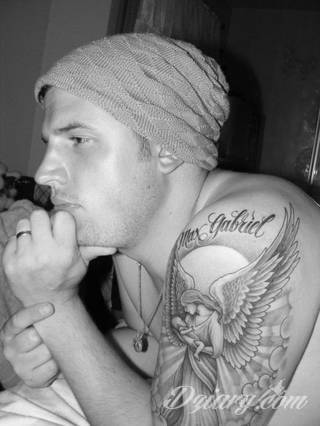 Anioły niczym z baśni, ale również te upadłe, niepokojąco groźne - takie tatuaże rozbudzają wyobraźnię! Anielskie wzory to różnorodność form, ale niezmienne podkreślanie starannej kreski. Doskonale sprawdzają się na męskim ciele, gdzie tworzą ciekawy kontrast.