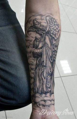 Anioły niczym z baśni, ale również te upadłe, niepokojąco groźne - takie tatuaże rozbudzają wyobraźnię! Anielskie wzory to różnorodność form, ale niezmienne podkreślanie starannej kreski. Doskonale sprawdzają się na męskim ciele, gdzie tworzą ciekawy kontrast.
