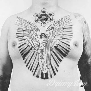Anioły niczym z baśni, ale również te upadłe, niepokojąco groźne - takie tatuaże rozbudzają wyobraźnię! Anielskie wzory to różnorodność form, ale niezmienne podkreślanie starannej kreski. Doskonale sprawdzają się na męskim ciele, gdzie tworzą ciekawy kontrast.