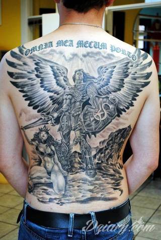 Anioły niczym z baśni, ale również te upadłe, niepokojąco groźne - takie tatuaże rozbudzają wyobraźnię! Anielskie wzory to różnorodność form, ale niezmienne podkreślanie starannej kreski. Doskonale sprawdzają się na męskim ciele, gdzie tworzą ciekawy kontrast.