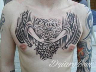 Anioły niczym z baśni, ale również te upadłe, niepokojąco groźne - takie tatuaże rozbudzają wyobraźnię! Anielskie wzory to różnorodność form, ale niezmienne podkreślanie starannej kreski. Doskonale sprawdzają się na męskim ciele, gdzie tworzą ciekawy kontrast.