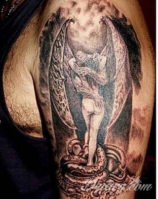 Anioły niczym z baśni, ale również te upadłe, niepokojąco groźne - takie tatuaże rozbudzają wyobraźnię! Anielskie wzory to różnorodność form, ale niezmienne podkreślanie starannej kreski. Doskonale sprawdzają się na męskim ciele, gdzie tworzą ciekawy kontrast.
