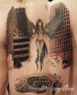 Anioły niczym z baśni, ale również te upadłe, niepokojąco groźne - takie tatuaże rozbudzają wyobraźnię! Anielskie wzory to różnorodność form, ale niezmienne podkreślanie starannej kreski. Doskonale sprawdzają się na męskim ciele, gdzie tworzą ciekawy kontrast.