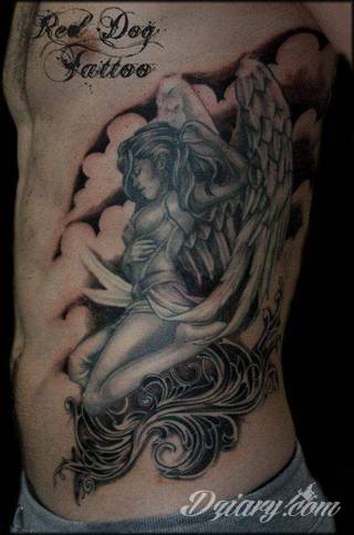Anioły niczym z baśni, ale również te upadłe, niepokojąco groźne - takie tatuaże rozbudzają wyobraźnię! Anielskie wzory to różnorodność form, ale niezmienne podkreślanie starannej kreski. Doskonale sprawdzają się na męskim ciele, gdzie tworzą ciekawy kontrast.