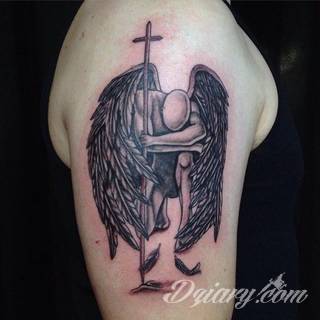 Anioły niczym z baśni, ale również te upadłe, niepokojąco groźne - takie tatuaże rozbudzają wyobraźnię! Anielskie wzory to różnorodność form, ale niezmienne podkreślanie starannej kreski. Doskonale sprawdzają się na męskim ciele, gdzie tworzą ciekawy kontrast.