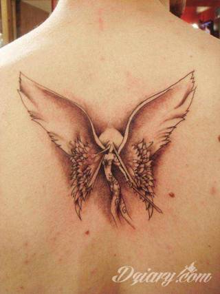 Anioły niczym z baśni, ale również te upadłe, niepokojąco groźne - takie tatuaże rozbudzają wyobraźnię! Anielskie wzory to różnorodność form, ale niezmienne podkreślanie starannej kreski. Doskonale sprawdzają się na męskim ciele, gdzie tworzą ciekawy kontrast.