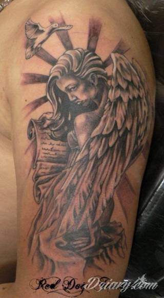 Anioły niczym z baśni, ale również te upadłe, niepokojąco groźne - takie tatuaże rozbudzają wyobraźnię! Anielskie wzory to różnorodność form, ale niezmienne podkreślanie starannej kreski. Doskonale sprawdzają się na męskim ciele, gdzie tworzą ciekawy kontrast.