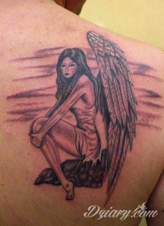 Anioły niczym z baśni, ale również te upadłe, niepokojąco groźne - takie tatuaże rozbudzają wyobraźnię! Anielskie wzory to różnorodność form, ale niezmienne podkreślanie starannej kreski. Doskonale sprawdzają się na męskim ciele, gdzie tworzą ciekawy kontrast.