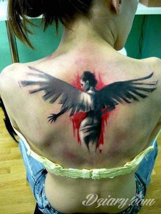 Anioły niczym z baśni, ale również te upadłe, niepokojąco groźne - takie tatuaże rozbudzają wyobraźnię! Anielskie wzory to różnorodność form, ale niezmienne podkreślanie starannej kreski. Doskonale sprawdzają się na męskim ciele, gdzie tworzą ciekawy kontrast.