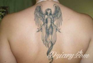 Anioły niczym z baśni, ale również te upadłe, niepokojąco groźne - takie tatuaże rozbudzają wyobraźnię! Anielskie wzory to różnorodność form, ale niezmienne podkreślanie starannej kreski. Doskonale sprawdzają się na męskim ciele, gdzie tworzą ciekawy kontrast.