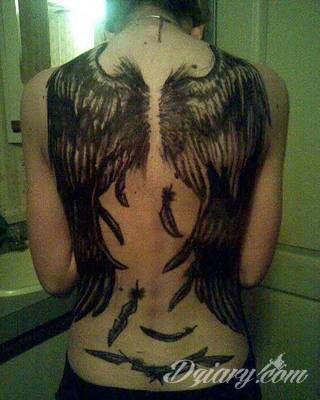 Anioły niczym z baśni, ale również te upadłe, niepokojąco groźne - takie tatuaże rozbudzają wyobraźnię! Anielskie wzory to różnorodność form, ale niezmienne podkreślanie starannej kreski. Doskonale sprawdzają się na męskim ciele, gdzie tworzą ciekawy kontrast.