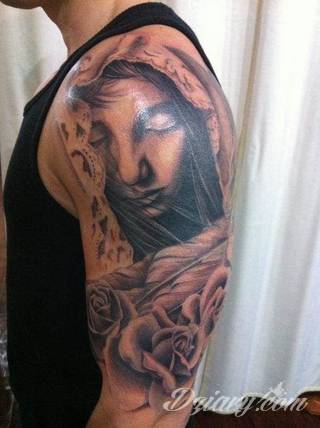 Anioły niczym z baśni, ale również te upadłe, niepokojąco groźne - takie tatuaże rozbudzają wyobraźnię! Anielskie wzory to różnorodność form, ale niezmienne podkreślanie starannej kreski. Doskonale sprawdzają się na męskim ciele, gdzie tworzą ciekawy kontrast.