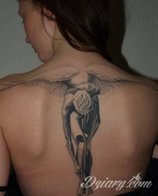 Anioły niczym z baśni, ale również te upadłe, niepokojąco groźne - takie tatuaże rozbudzają wyobraźnię! Anielskie wzory to różnorodność form, ale niezmienne podkreślanie starannej kreski. Doskonale sprawdzają się na męskim ciele, gdzie tworzą ciekawy kontrast.