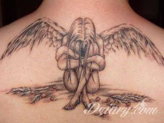 Anioły niczym z baśni, ale również te upadłe, niepokojąco groźne - takie tatuaże rozbudzają wyobraźnię! Anielskie wzory to różnorodność form, ale niezmienne podkreślanie starannej kreski. Doskonale sprawdzają się na męskim ciele, gdzie tworzą ciekawy kontrast.