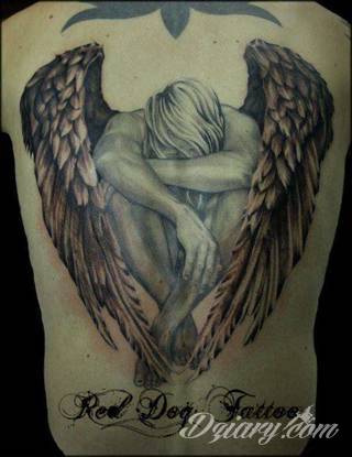 Anioły niczym z baśni, ale również te upadłe, niepokojąco groźne - takie tatuaże rozbudzają wyobraźnię! Anielskie wzory to różnorodność form, ale niezmienne podkreślanie starannej kreski. Doskonale sprawdzają się na męskim ciele, gdzie tworzą ciekawy kontrast.
