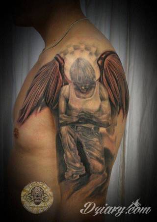 Anioły niczym z baśni, ale również te upadłe, niepokojąco groźne - takie tatuaże rozbudzają wyobraźnię! Anielskie wzory to różnorodność form, ale niezmienne podkreślanie starannej kreski. Doskonale sprawdzają się na męskim ciele, gdzie tworzą ciekawy kontrast.