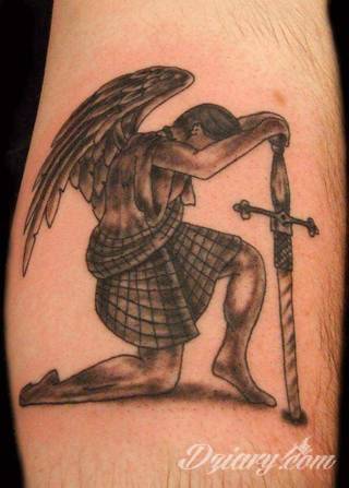 Anioły niczym z baśni, ale również te upadłe, niepokojąco groźne - takie tatuaże rozbudzają wyobraźnię! Anielskie wzory to różnorodność form, ale niezmienne podkreślanie starannej kreski. Doskonale sprawdzają się na męskim ciele, gdzie tworzą ciekawy kontrast.