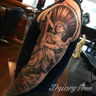 Anioły niczym z baśni, ale również te upadłe, niepokojąco groźne - takie tatuaże rozbudzają wyobraźnię! Anielskie wzory to różnorodność form, ale niezmienne podkreślanie starannej kreski. Doskonale sprawdzają się na męskim ciele, gdzie tworzą ciekawy kontrast.