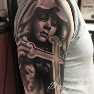 Anioły niczym z baśni, ale również te upadłe, niepokojąco groźne - takie tatuaże rozbudzają wyobraźnię! Anielskie wzory to różnorodność form, ale niezmienne podkreślanie starannej kreski. Doskonale sprawdzają się na męskim ciele, gdzie tworzą ciekawy kontrast.