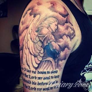 Anioły niczym z baśni, ale również te upadłe, niepokojąco groźne - takie tatuaże rozbudzają wyobraźnię! Anielskie wzory to różnorodność form, ale niezmienne podkreślanie starannej kreski. Doskonale sprawdzają się na męskim ciele, gdzie tworzą ciekawy kontrast.