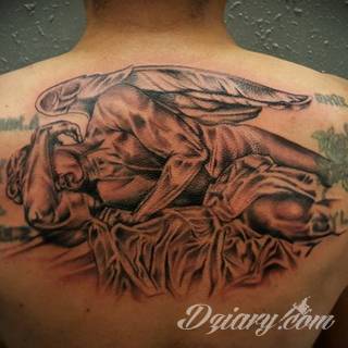 Anioły niczym z baśni, ale również te upadłe, niepokojąco groźne - takie tatuaże rozbudzają wyobraźnię! Anielskie wzory to różnorodność form, ale niezmienne podkreślanie starannej kreski. Doskonale sprawdzają się na męskim ciele, gdzie tworzą ciekawy kontrast.