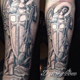 Anioły niczym z baśni, ale również te upadłe, niepokojąco groźne - takie tatuaże rozbudzają wyobraźnię! Anielskie wzory to różnorodność form, ale niezmienne podkreślanie starannej kreski. Doskonale sprawdzają się na męskim ciele, gdzie tworzą ciekawy kontrast.