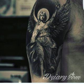 Anioły niczym z baśni, ale również te upadłe, niepokojąco groźne - takie tatuaże rozbudzają wyobraźnię! Anielskie wzory to różnorodność form, ale niezmienne podkreślanie starannej kreski. Doskonale sprawdzają się na męskim ciele, gdzie tworzą ciekawy kontrast.