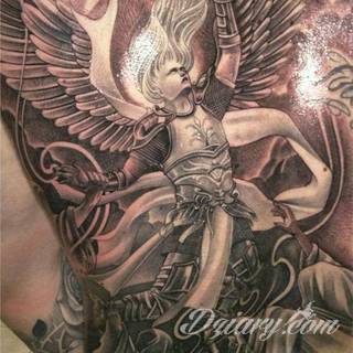 Anioły niczym z baśni, ale również te upadłe, niepokojąco groźne - takie tatuaże rozbudzają wyobraźnię! Anielskie wzory to różnorodność form, ale niezmienne podkreślanie starannej kreski. Doskonale sprawdzają się na męskim ciele, gdzie tworzą ciekawy kontrast.