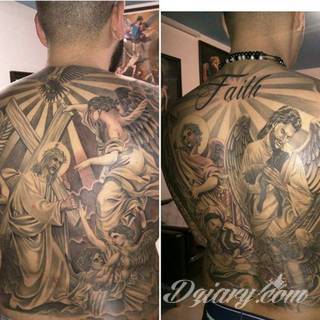 Anioły niczym z baśni, ale również te upadłe, niepokojąco groźne - takie tatuaże rozbudzają wyobraźnię! Anielskie wzory to różnorodność form, ale niezmienne podkreślanie starannej kreski. Doskonale sprawdzają się na męskim ciele, gdzie tworzą ciekawy kontrast.