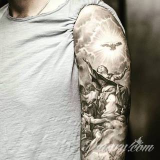 Anioły niczym z baśni, ale również te upadłe, niepokojąco groźne - takie tatuaże rozbudzają wyobraźnię! Anielskie wzory to różnorodność form, ale niezmienne podkreślanie starannej kreski. Doskonale sprawdzają się na męskim ciele, gdzie tworzą ciekawy kontrast.