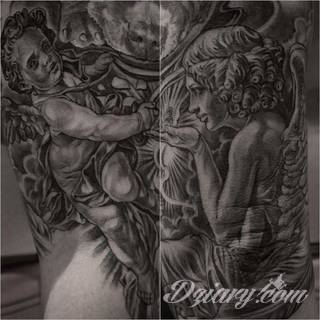 Anioły niczym z baśni, ale również te upadłe, niepokojąco groźne - takie tatuaże rozbudzają wyobraźnię! Anielskie wzory to różnorodność form, ale niezmienne podkreślanie starannej kreski. Doskonale sprawdzają się na męskim ciele, gdzie tworzą ciekawy kontrast.