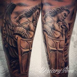 Anioły niczym z baśni, ale również te upadłe, niepokojąco groźne - takie tatuaże rozbudzają wyobraźnię! Anielskie wzory to różnorodność form, ale niezmienne podkreślanie starannej kreski. Doskonale sprawdzają się na męskim ciele, gdzie tworzą ciekawy kontrast.