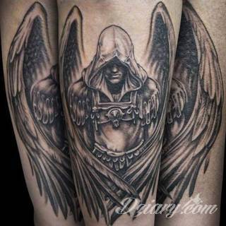 Anioły niczym z baśni, ale również te upadłe, niepokojąco groźne - takie tatuaże rozbudzają wyobraźnię! Anielskie wzory to różnorodność form, ale niezmienne podkreślanie starannej kreski. Doskonale sprawdzają się na męskim ciele, gdzie tworzą ciekawy kontrast.