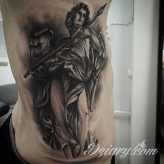 Anioły niczym z baśni, ale również te upadłe, niepokojąco groźne - takie tatuaże rozbudzają wyobraźnię! Anielskie wzory to różnorodność form, ale niezmienne podkreślanie starannej kreski. Doskonale sprawdzają się na męskim ciele, gdzie tworzą ciekawy kontrast.