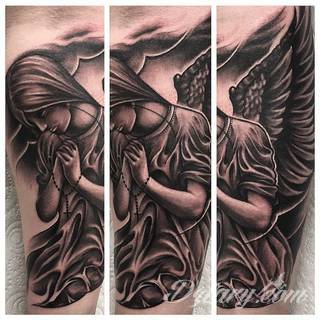 Anioły niczym z baśni, ale również te upadłe, niepokojąco groźne - takie tatuaże rozbudzają wyobraźnię! Anielskie wzory to różnorodność form, ale niezmienne podkreślanie starannej kreski. Doskonale sprawdzają się na męskim ciele, gdzie tworzą ciekawy kontrast.