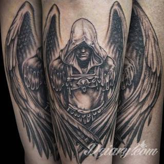 Anioły niczym z baśni, ale również te upadłe, niepokojąco groźne - takie tatuaże rozbudzają wyobraźnię! Anielskie wzory to różnorodność form, ale niezmienne podkreślanie starannej kreski. Doskonale sprawdzają się na męskim ciele, gdzie tworzą ciekawy kontrast.