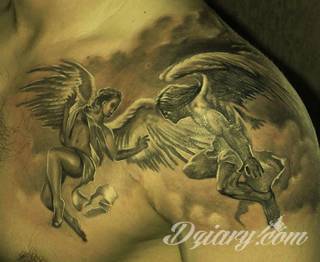 Anioły niczym z baśni, ale również te upadłe, niepokojąco groźne - takie tatuaże rozbudzają wyobraźnię! Anielskie wzory to różnorodność form, ale niezmienne podkreślanie starannej kreski. Doskonale sprawdzają się na męskim ciele, gdzie tworzą ciekawy kontrast.