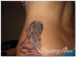 Anioły niczym z baśni, ale również te upadłe, niepokojąco groźne - takie tatuaże rozbudzają wyobraźnię! Anielskie wzory to różnorodność form, ale niezmienne podkreślanie starannej kreski. Doskonale sprawdzają się na męskim ciele, gdzie tworzą ciekawy kontrast.