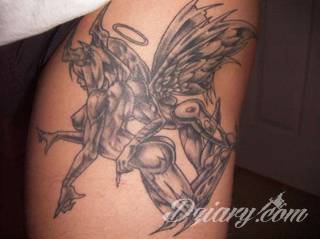 Anioły niczym z baśni, ale również te upadłe, niepokojąco groźne - takie tatuaże rozbudzają wyobraźnię! Anielskie wzory to różnorodność form, ale niezmienne podkreślanie starannej kreski. Doskonale sprawdzają się na męskim ciele, gdzie tworzą ciekawy kontrast.