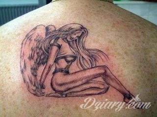 Anioły niczym z baśni, ale również te upadłe, niepokojąco groźne - takie tatuaże rozbudzają wyobraźnię! Anielskie wzory to różnorodność form, ale niezmienne podkreślanie starannej kreski. Doskonale sprawdzają się na męskim ciele, gdzie tworzą ciekawy kontrast.