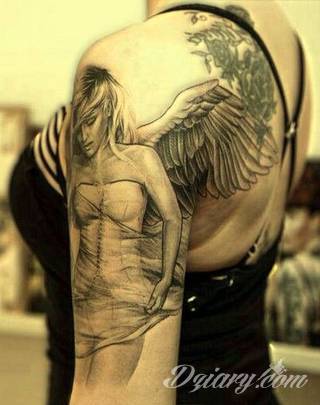 Anioły niczym z baśni, ale również te upadłe, niepokojąco groźne - takie tatuaże rozbudzają wyobraźnię! Anielskie wzory to różnorodność form, ale niezmienne podkreślanie starannej kreski. Doskonale sprawdzają się na męskim ciele, gdzie tworzą ciekawy kontrast.