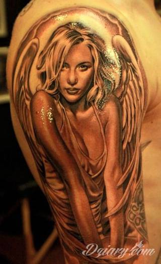 Anioły niczym z baśni, ale również te upadłe, niepokojąco groźne - takie tatuaże rozbudzają wyobraźnię! Anielskie wzory to różnorodność form, ale niezmienne podkreślanie starannej kreski. Doskonale sprawdzają się na męskim ciele, gdzie tworzą ciekawy kontrast.