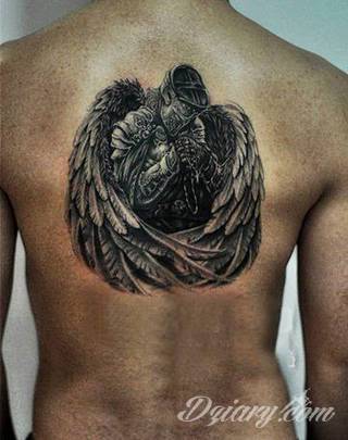 Anioły niczym z baśni, ale również te upadłe, niepokojąco groźne - takie tatuaże rozbudzają wyobraźnię! Anielskie wzory to różnorodność form, ale niezmienne podkreślanie starannej kreski. Doskonale sprawdzają się na męskim ciele, gdzie tworzą ciekawy kontrast.