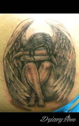 Anioły niczym z baśni, ale również te upadłe, niepokojąco groźne - takie tatuaże rozbudzają wyobraźnię! Anielskie wzory to różnorodność form, ale niezmienne podkreślanie starannej kreski. Doskonale sprawdzają się na męskim ciele, gdzie tworzą ciekawy kontrast.