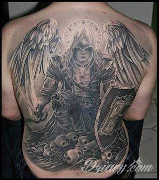 Anioły niczym z baśni, ale również te upadłe, niepokojąco groźne - takie tatuaże rozbudzają wyobraźnię! Anielskie wzory to różnorodność form, ale niezmienne podkreślanie starannej kreski. Doskonale sprawdzają się na męskim ciele, gdzie tworzą ciekawy kontrast.