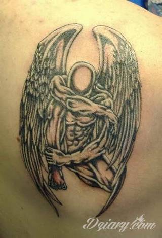 Anioły niczym z baśni, ale również te upadłe, niepokojąco groźne - takie tatuaże rozbudzają wyobraźnię! Anielskie wzory to różnorodność form, ale niezmienne podkreślanie starannej kreski. Doskonale sprawdzają się na męskim ciele, gdzie tworzą ciekawy kontrast.