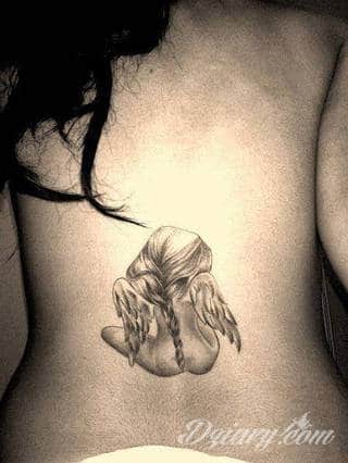 Anioły niczym z baśni, ale również te upadłe, niepokojąco groźne - takie tatuaże rozbudzają wyobraźnię! Anielskie wzory to różnorodność form, ale niezmienne podkreślanie starannej kreski. Doskonale sprawdzają się na męskim ciele, gdzie tworzą ciekawy kontrast.