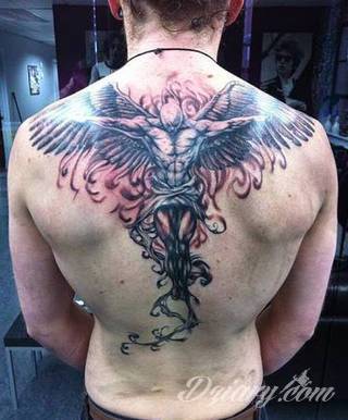 Anioły niczym z baśni, ale również te upadłe, niepokojąco groźne - takie tatuaże rozbudzają wyobraźnię! Anielskie wzory to różnorodność form, ale niezmienne podkreślanie starannej kreski. Doskonale sprawdzają się na męskim ciele, gdzie tworzą ciekawy kontrast.