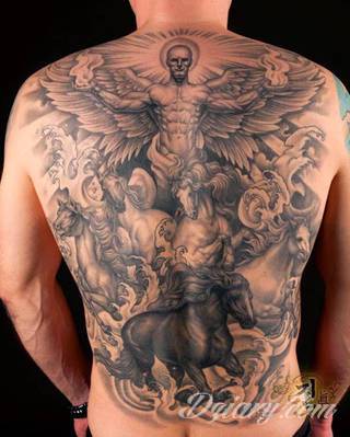 Anioły niczym z baśni, ale również te upadłe, niepokojąco groźne - takie tatuaże rozbudzają wyobraźnię! Anielskie wzory to różnorodność form, ale niezmienne podkreślanie starannej kreski. Doskonale sprawdzają się na męskim ciele, gdzie tworzą ciekawy kontrast.